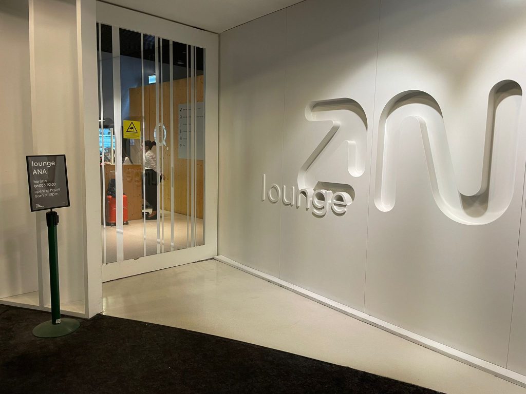 Entrance of the lounge at Lissabon Airport