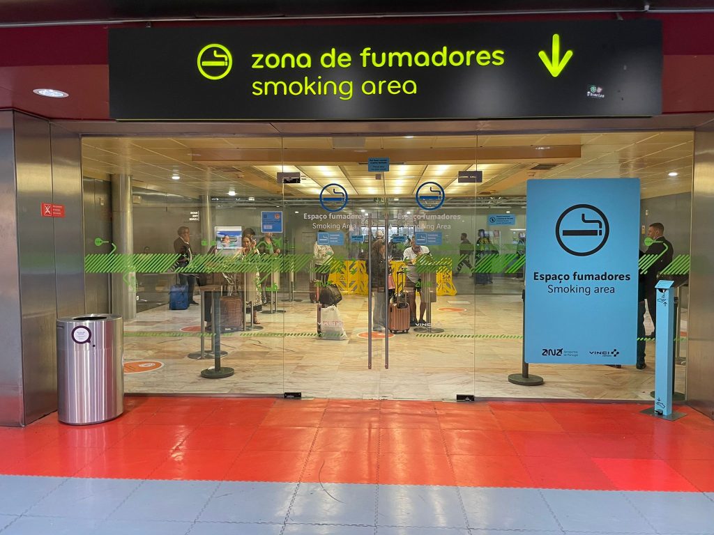 Exterior of the smoking area at Lissabon Airport